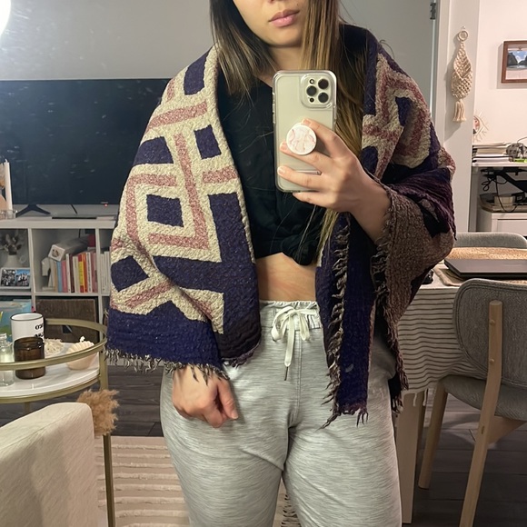 Aritzia Blanket Scarf - Picture 2 of 5